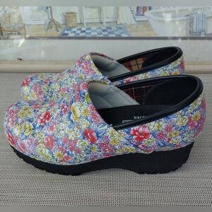 Skechers Work "Candaba" Floral-Design Leather Clogs. Size 7. 2" Heel. Beautiful.